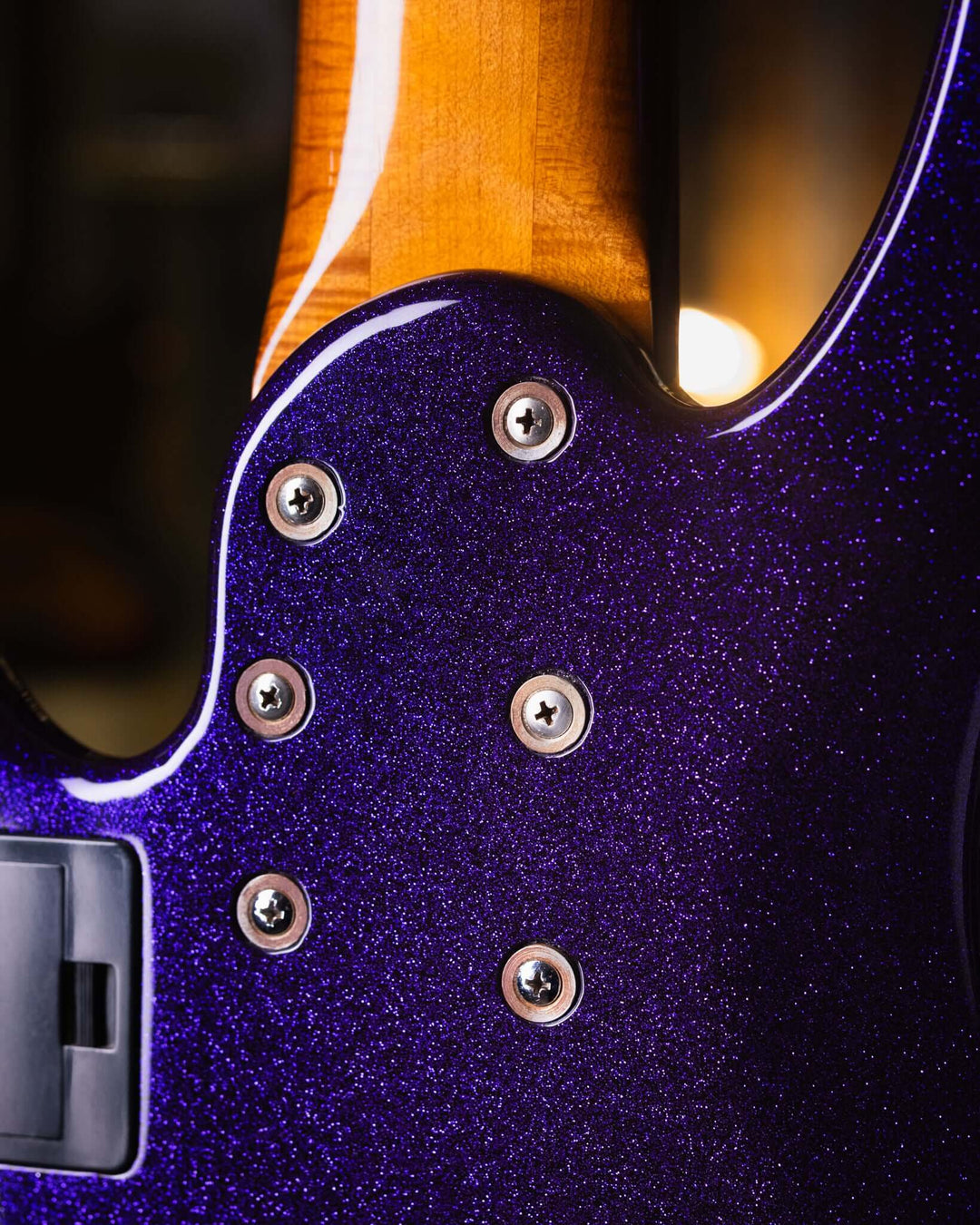 Yamaha TRB 6 Sparkle Purple '97 - Bajo Eléctrico | Cuerpo • Modelo: TRB 6P• Madera: Alder • Top: Maple • Terminación: Sparkle Purple, Gloss Brazo • Madera: 5 Piezas Maple/Mahogany • Terminación: Neck Thru / Gloss• Espaciado: 19 mm• Escala: 35"• Nuez: Bone