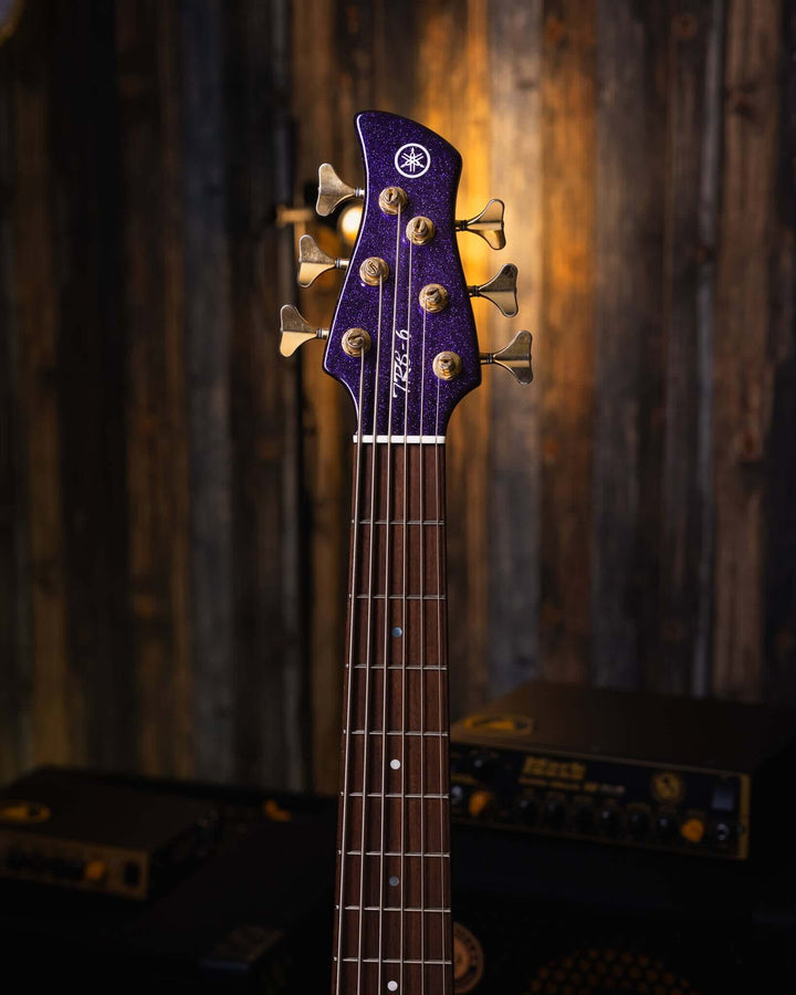 Yamaha TRB 6 Sparkle Purple '97 - Bajo Eléctrico | Cuerpo • Modelo: TRB 6P• Madera: Alder • Top: Maple • Terminación: Sparkle Purple, Gloss Brazo • Madera: 5 Piezas Maple/Mahogany • Terminación: Neck Thru / Gloss• Espaciado: 19 mm• Escala: 35"• Nuez: Bone