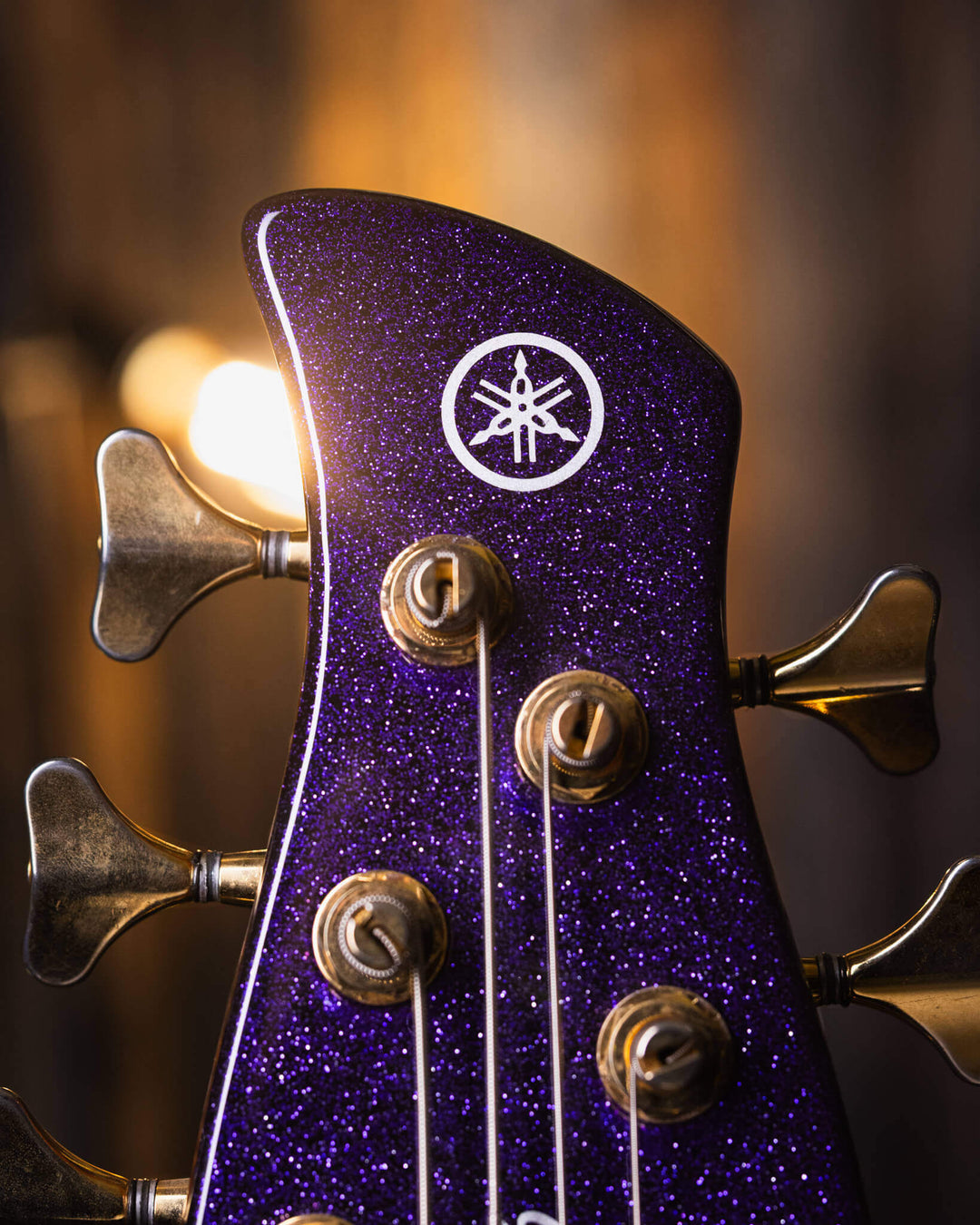 Yamaha TRB 6 Sparkle Purple '97 - Bajo Eléctrico | Cuerpo • Modelo: TRB 6P• Madera: Alder • Top: Maple • Terminación: Sparkle Purple, Gloss Brazo • Madera: 5 Piezas Maple/Mahogany • Terminación: Neck Thru / Gloss• Espaciado: 19 mm• Escala: 35"• Nuez: Bone