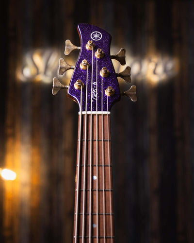 Yamaha TRB 6 Sparkle Purple '97 - Bajo Eléctrico | Cuerpo • Modelo: TRB 6P• Madera: Alder • Top: Maple • Terminación: Sparkle Purple, Gloss Brazo • Madera: 5 Piezas Maple/Mahogany • Terminación: Neck Thru / Gloss• Espaciado: 19 mm• Escala: 35"• Nuez: Bone
