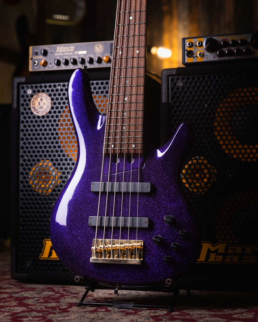 Yamaha TRB 6 Sparkle Purple '97 - Bajo Eléctrico | Cuerpo • Modelo: TRB 6P• Madera: Alder • Top: Maple • Terminación: Sparkle Purple, Gloss Brazo • Madera: 5 Piezas Maple/Mahogany • Terminación: Neck Thru / Gloss• Espaciado: 19 mm• Escala: 35"• Nuez: Bone