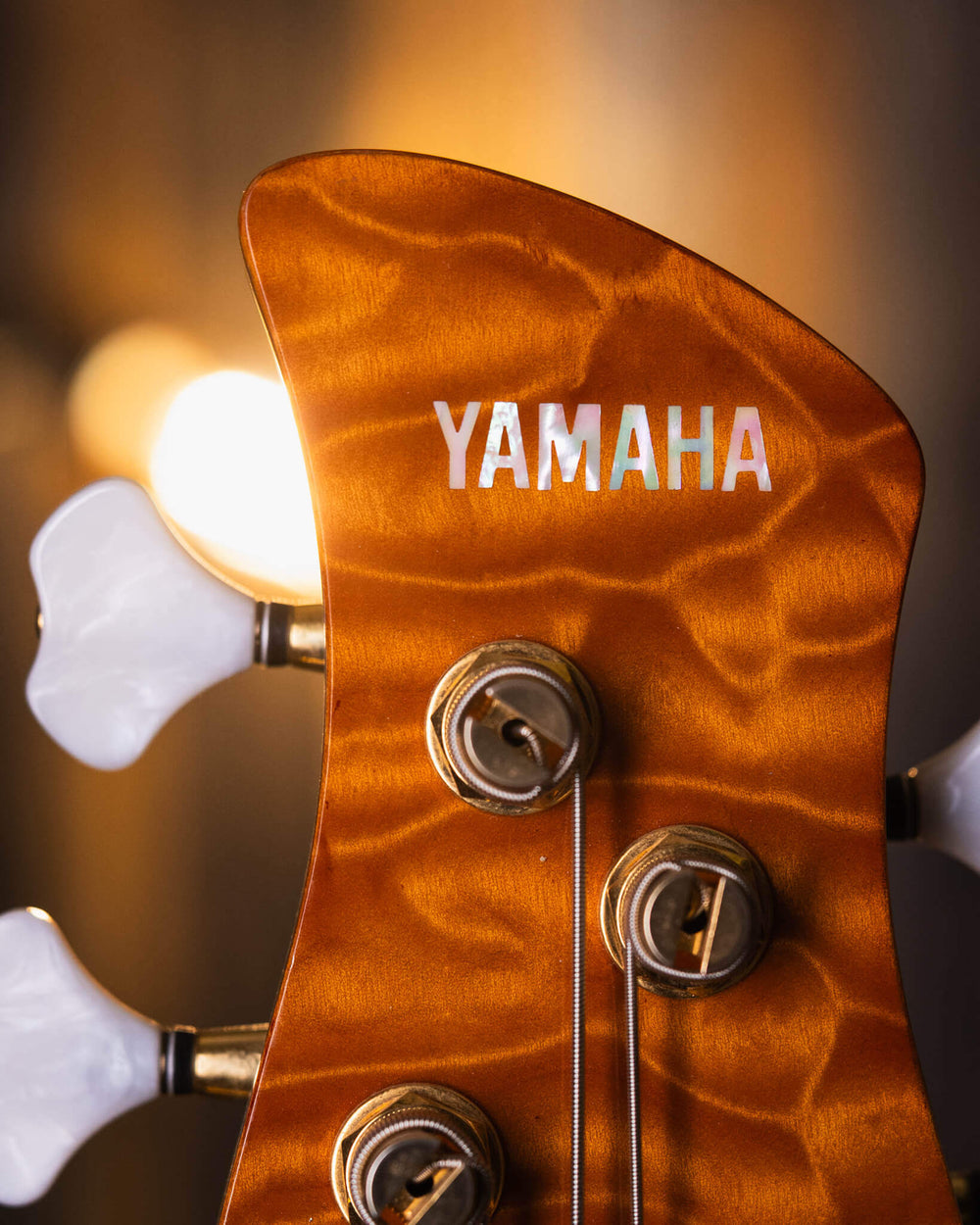 Yamaha TRBJP2 John Patitucci Signature Amber 2021 - Bajo Eléctrico | Cuerpo • Modelo: TRB JP2• Madera: Figured Maple/Ash/Alder/Maple• Top: Figured Maple• Terminación: Poly Gloss Brazo • Madera: Maple 3-Piece• Perfil: Custom D• Terminación: Poly Gloss • Es