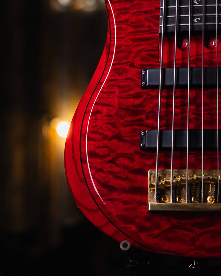 Yamaha TRB-JP2 Translucent Dark Red 2016 - Bajo Eléctrico | Cuerpo • Modelo: TRB-JP2• Madera: Figured Maple/Ash/Alder/Maple• Top: Figured Maple• Terminación: Gloss Polyurethane Brazo • Madera: Maple 3-Piece• Perfil: Custom "D"• Terminación: Gloss Polyuret