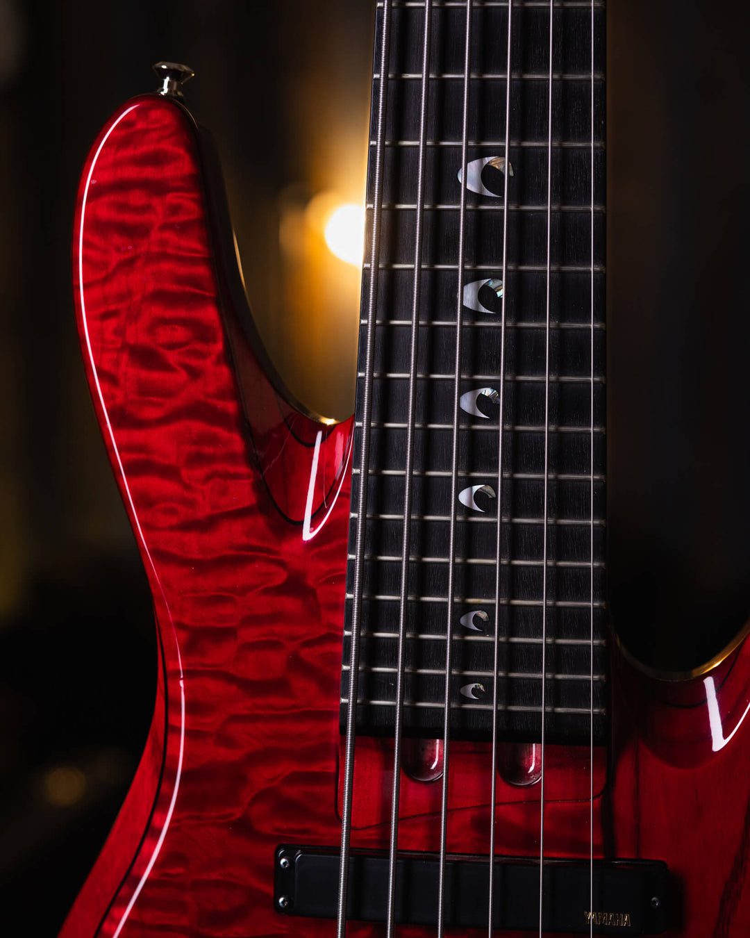 Yamaha TRB-JP2 Translucent Dark Red 2016 - Bajo Eléctrico | Cuerpo • Modelo: TRB-JP2• Madera: Figured Maple/Ash/Alder/Maple• Top: Figured Maple• Terminación: Gloss Polyurethane Brazo • Madera: Maple 3-Piece• Perfil: Custom "D"• Terminación: Gloss Polyuret