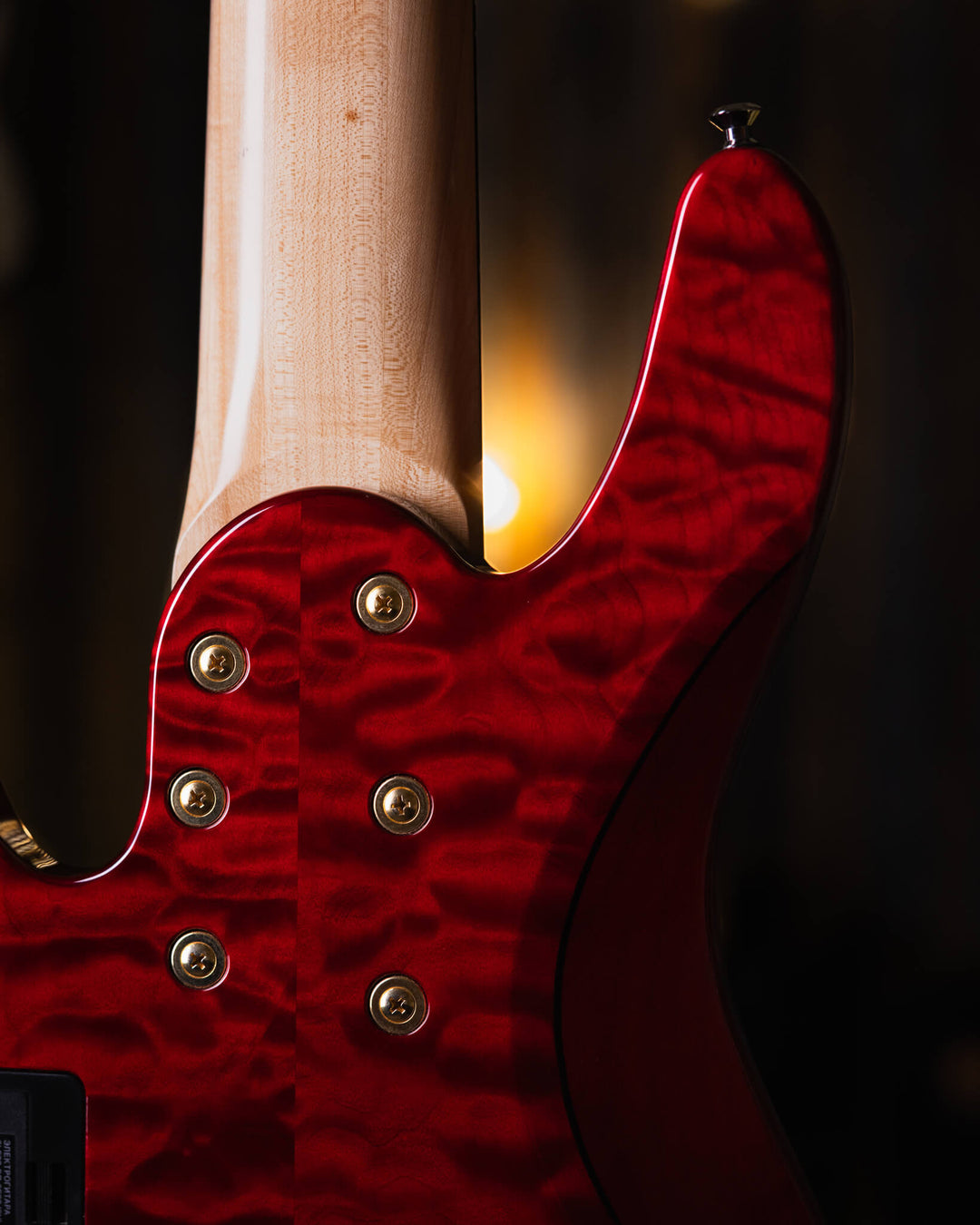 Yamaha TRB-JP2 Translucent Dark Red 2016 - Bajo Eléctrico | Cuerpo • Modelo: TRB-JP2• Madera: Figured Maple/Ash/Alder/Maple• Top: Figured Maple• Terminación: Gloss Polyurethane Brazo • Madera: Maple 3-Piece• Perfil: Custom "D"• Terminación: Gloss Polyuret