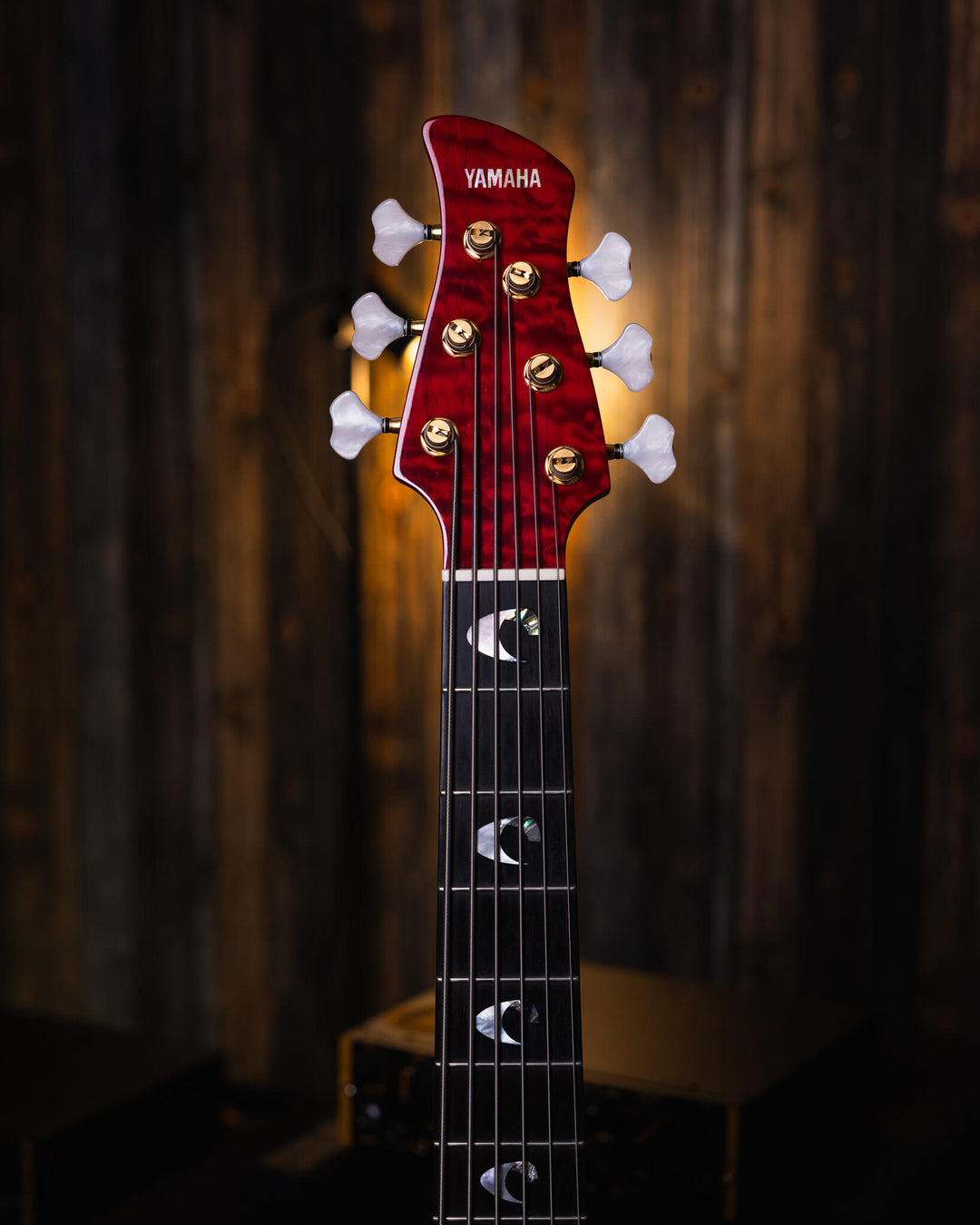 Yamaha TRB-JP2 Translucent Dark Red 2016 - Bajo Eléctrico | Cuerpo • Modelo: TRB-JP2• Madera: Figured Maple/Ash/Alder/Maple• Top: Figured Maple• Terminación: Gloss Polyurethane Brazo • Madera: Maple 3-Piece• Perfil: Custom "D"• Terminación: Gloss Polyuret