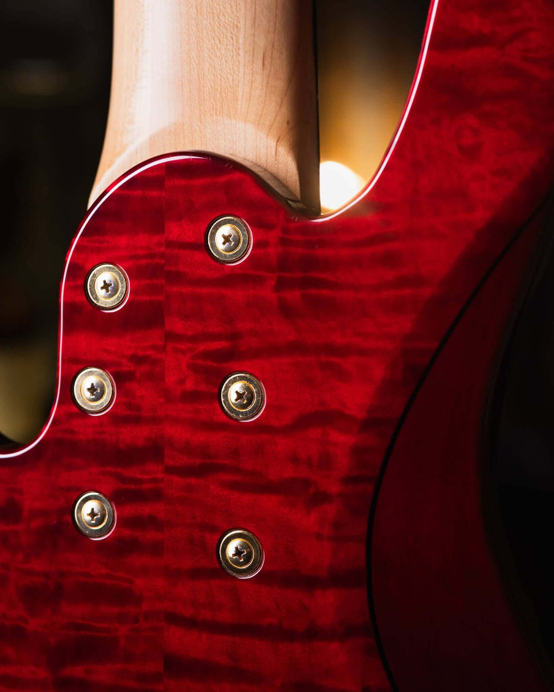 Yamaha TRB-JP2 Translucent Dark Red 20XX - Bajo Eléctrico | Cuerpo • Modelo: TRB-JP2• Madera: Figured Maple/Ash/Alder/Maple• Top: Figured Maple• Terminación: Gloss Polyurethane Brazo • Madera: Maple 3-Piece• Perfil: Custom "D"• Terminación: Gloss Polyuret