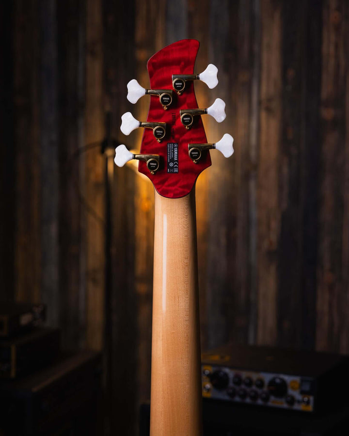 Yamaha TRB-JP2 Translucent Dark Red 20XX - Bajo Eléctrico | Cuerpo • Modelo: TRB-JP2• Madera: Figured Maple/Ash/Alder/Maple• Top: Figured Maple• Terminación: Gloss Polyurethane Brazo • Madera: Maple 3-Piece• Perfil: Custom "D"• Terminación: Gloss Polyuret