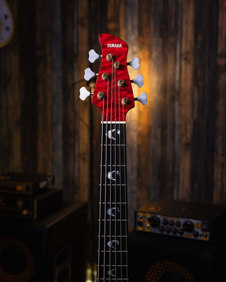 Yamaha TRB-JP2 Translucent Dark Red 20XX - Bajo Eléctrico | Cuerpo • Modelo: TRB-JP2• Madera: Figured Maple/Ash/Alder/Maple• Top: Figured Maple• Terminación: Gloss Polyurethane Brazo • Madera: Maple 3-Piece• Perfil: Custom "D"• Terminación: Gloss Polyuret
