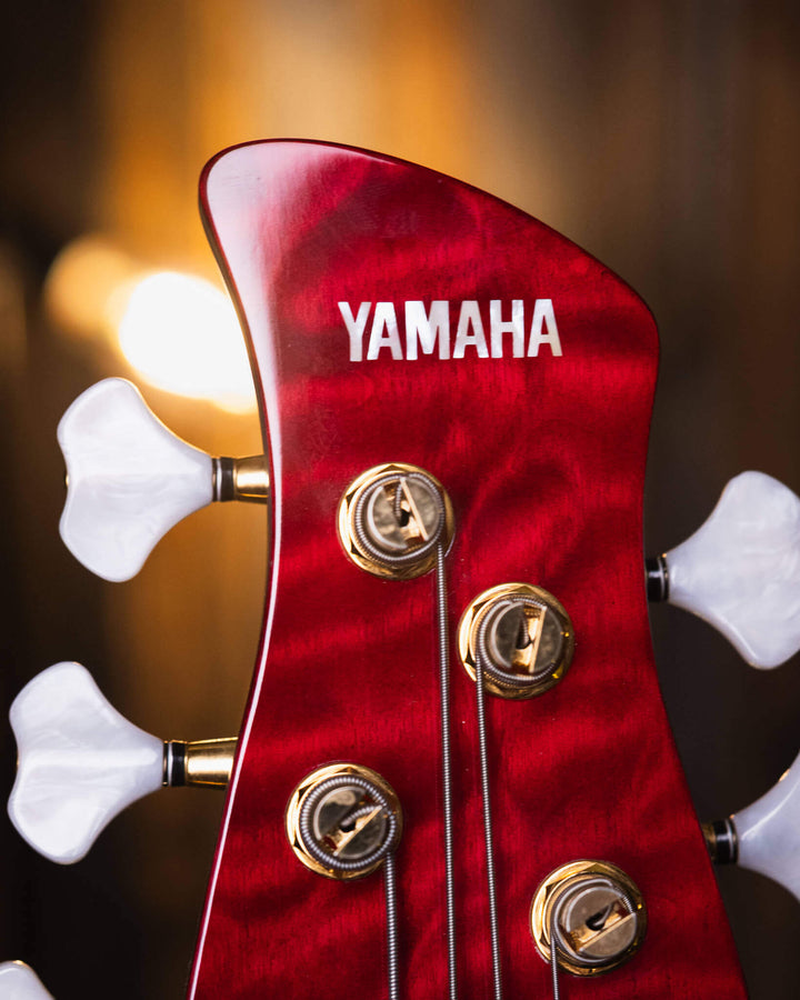 Yamaha TRB-JP2 Translucent Dark Red 20XX - Bajo Eléctrico | Cuerpo • Modelo: TRB-JP2• Madera: Figured Maple/Ash/Alder/Maple• Top: Figured Maple• Terminación: Gloss Polyurethane Brazo • Madera: Maple 3-Piece• Perfil: Custom "D"• Terminación: Gloss Polyuret