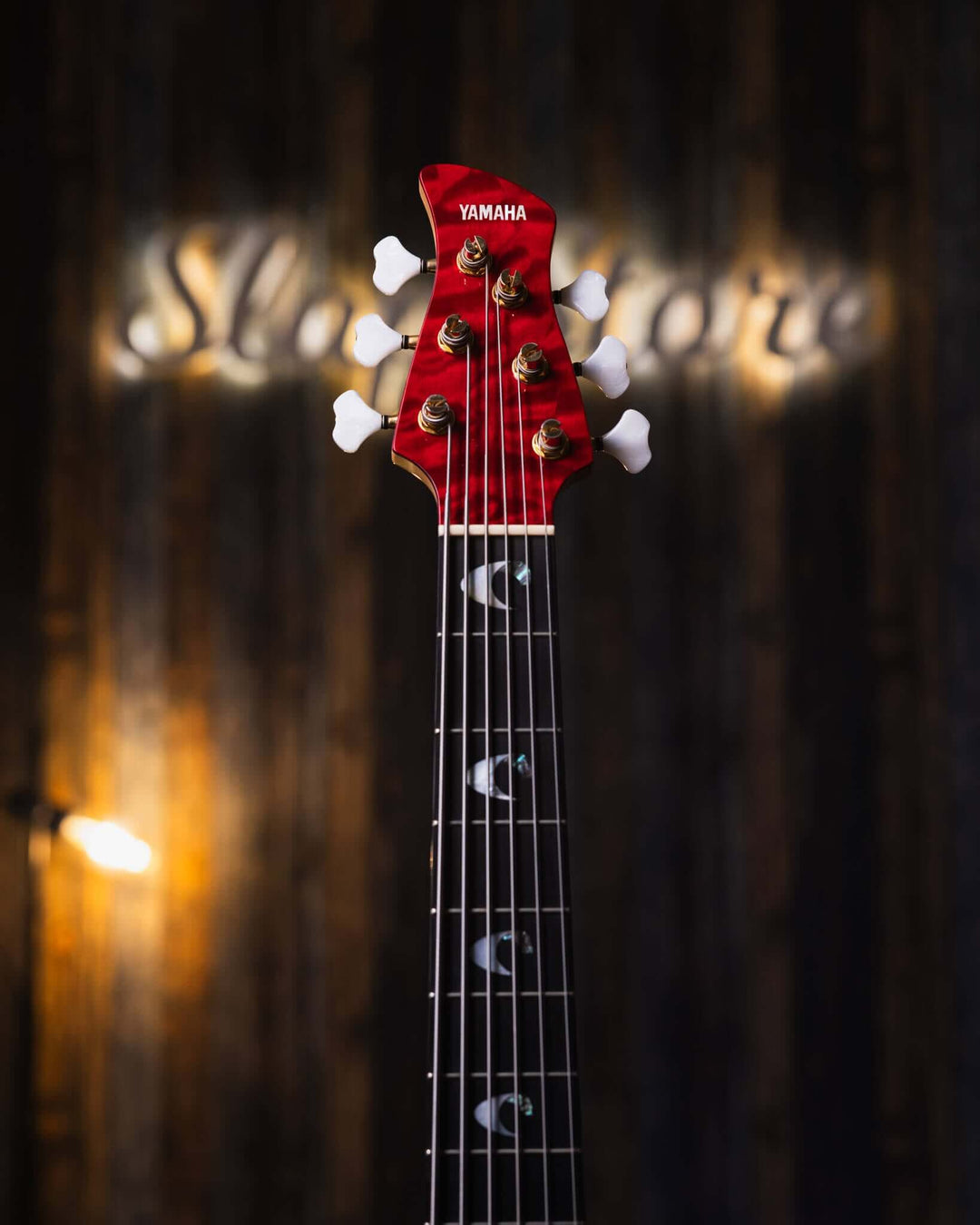 Yamaha TRB-JP2 Translucent Dark Red 20XX - Bajo Eléctrico | Cuerpo • Modelo: TRB-JP2• Madera: Figured Maple/Ash/Alder/Maple• Top: Figured Maple• Terminación: Gloss Polyurethane Brazo • Madera: Maple 3-Piece• Perfil: Custom "D"• Terminación: Gloss Polyuret