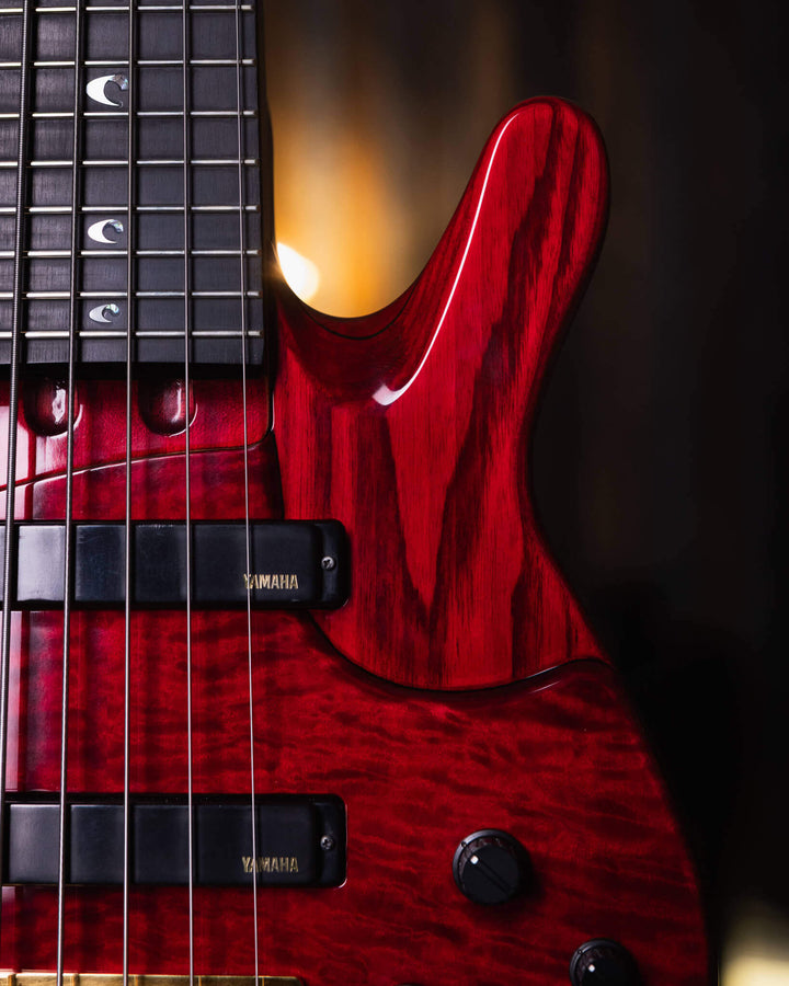 Yamaha TRB-JP2 Translucent Dark Red 20XX - Bajo Eléctrico | Cuerpo • Modelo: TRB-JP2• Madera: Figured Maple/Ash/Alder/Maple• Top: Figured Maple• Terminación: Gloss Polyurethane Brazo • Madera: Maple 3-Piece• Perfil: Custom "D"• Terminación: Gloss Polyuret