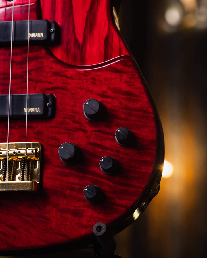 Yamaha TRB-JP2 Translucent Dark Red 20XX - Bajo Eléctrico | Cuerpo • Modelo: TRB-JP2• Madera: Figured Maple/Ash/Alder/Maple• Top: Figured Maple• Terminación: Gloss Polyurethane Brazo • Madera: Maple 3-Piece• Perfil: Custom "D"• Terminación: Gloss Polyuret