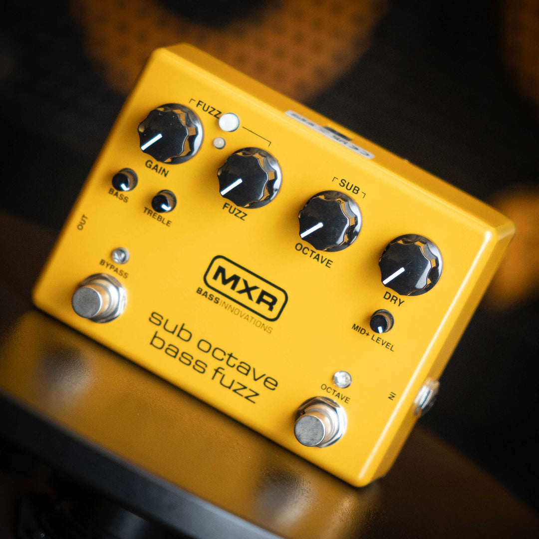 MXR® SUB OCTAVE BASS FUZZ - Pedal de Bajo | El Sub Octave Bass Fuzz combina dos Fuzz diferentes con una señal de suboctava gruñida, con una serie de controles para afinar su sonido, incluido un control de volumen seco separado para garantizar una retenció