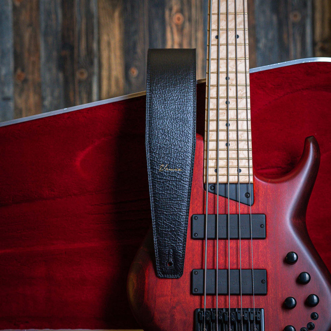 Vause Covenant 3” Slim - Correa de Bajo | Fabricada con cuero genuino de alta calidad, nuestra correa combina durabilidad y elegancia en un solo producto. El cuero, conocido por su resistencia y flexibilidad, asegura que la correa se mantenga en su lugar