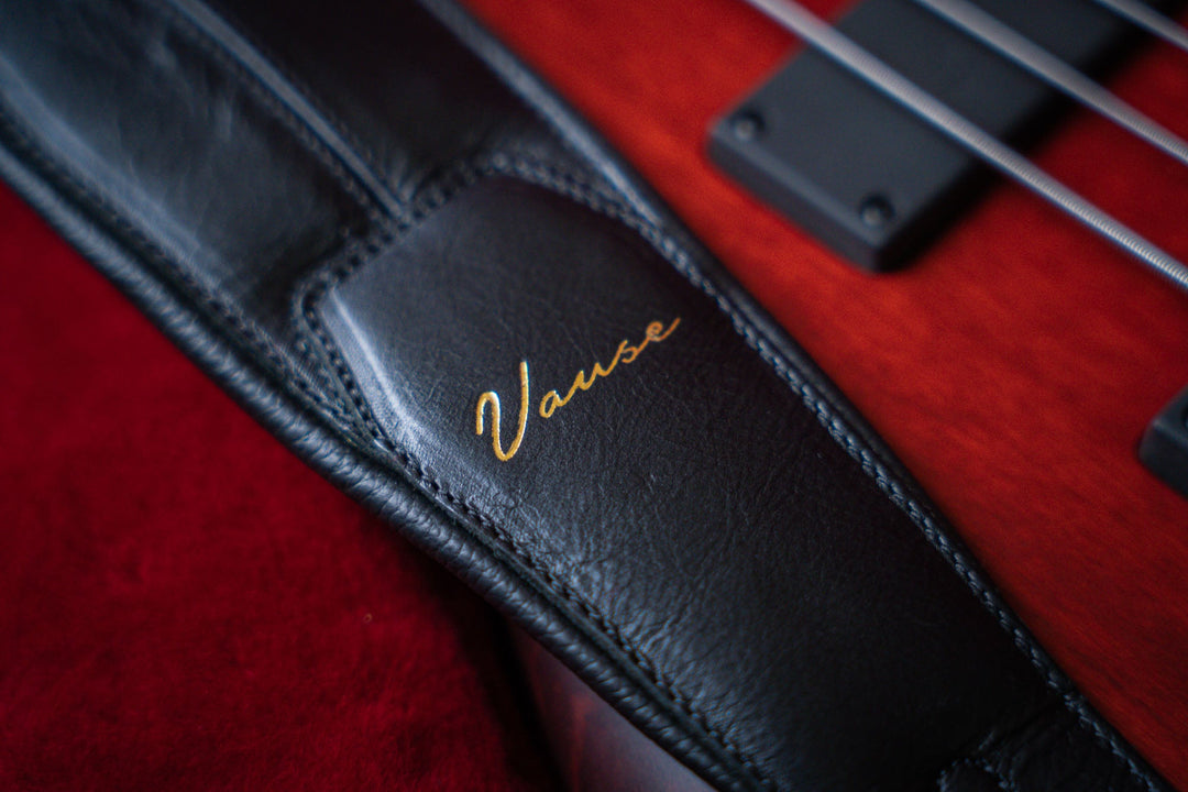 Vause Covenant 3” Padded - Correa de Bajo | Fabricada con cuero genuino de alta calidad, nuestra correa combina durabilidad y elegancia en un solo producto. El cuero, conocido por su resistencia y flexibilidad, asegura que la correa se mantenga en su luga