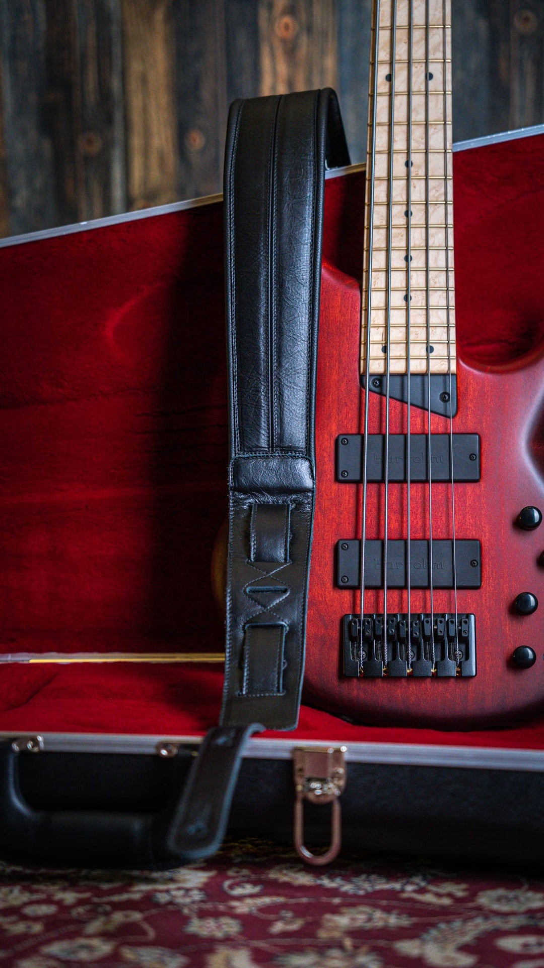 Vause Covenant 3” Padded - Correa de Bajo | Fabricada con cuero genuino de alta calidad, nuestra correa combina durabilidad y elegancia en un solo producto. El cuero, conocido por su resistencia y flexibilidad, asegura que la correa se mantenga en su luga