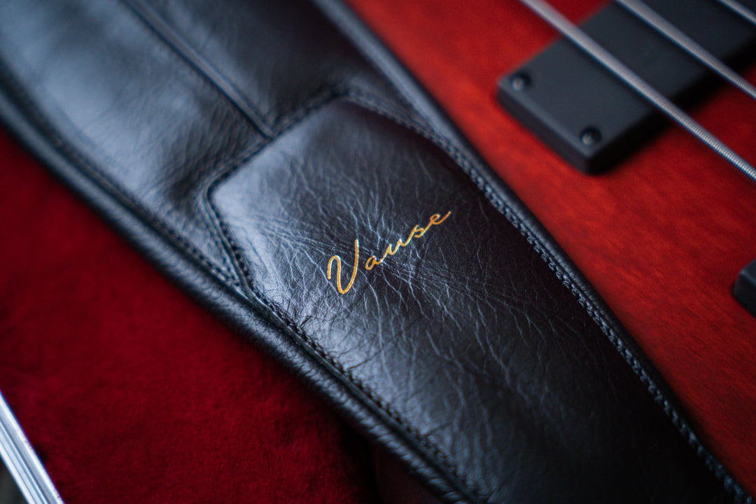 Vause Covenant 4” Padded - Correa de Bajo | Fabricada con cuero genuino de alta calidad, nuestra correa combina durabilidad y elegancia en un solo producto. El cuero, conocido por su resistencia y flexibilidad, asegura que la correa se mantenga en su luga