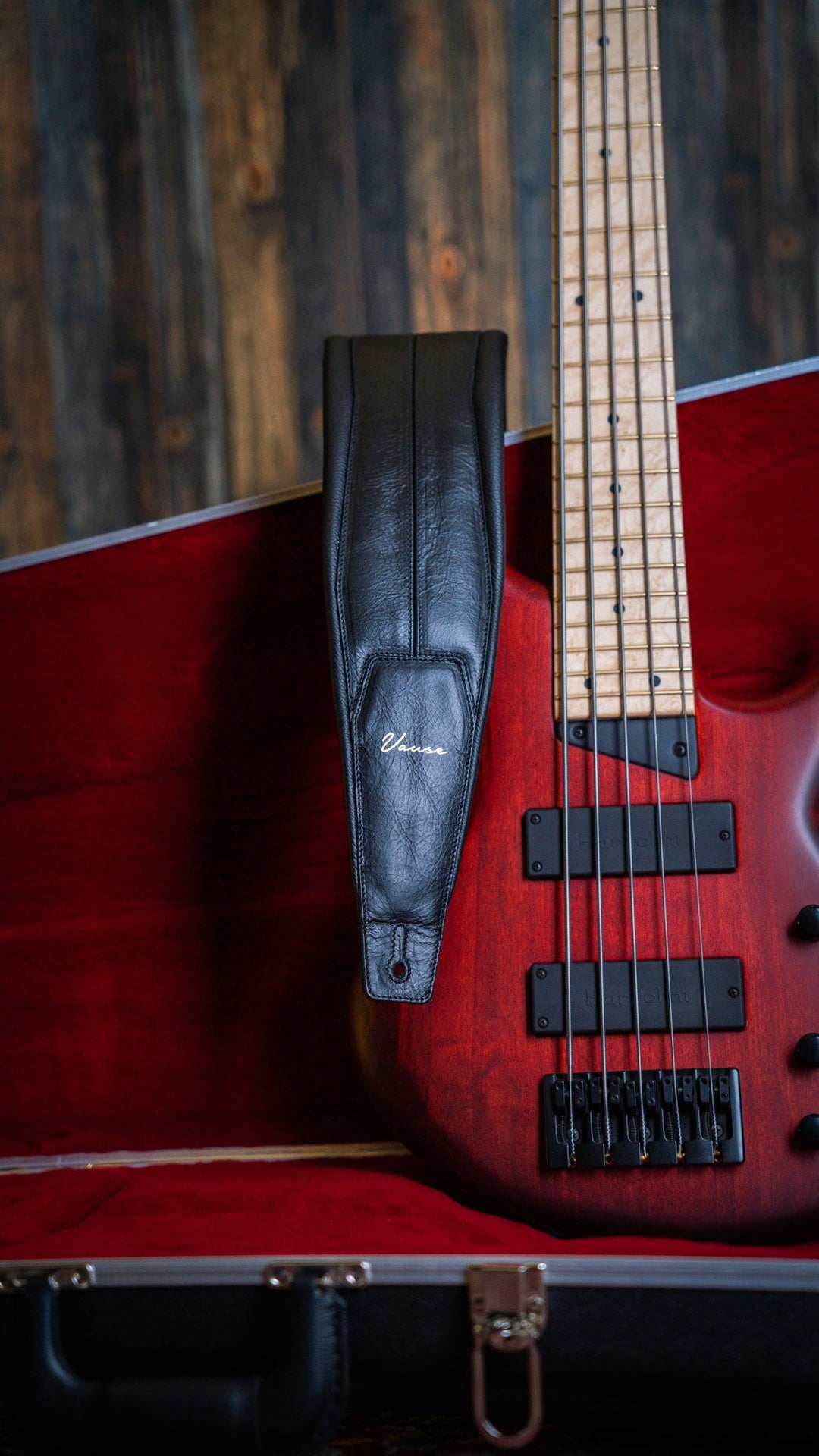 Vause Covenant 4” Padded - Correa de Bajo | Fabricada con cuero genuino de alta calidad, nuestra correa combina durabilidad y elegancia en un solo producto. El cuero, conocido por su resistencia y flexibilidad, asegura que la correa se mantenga en su luga