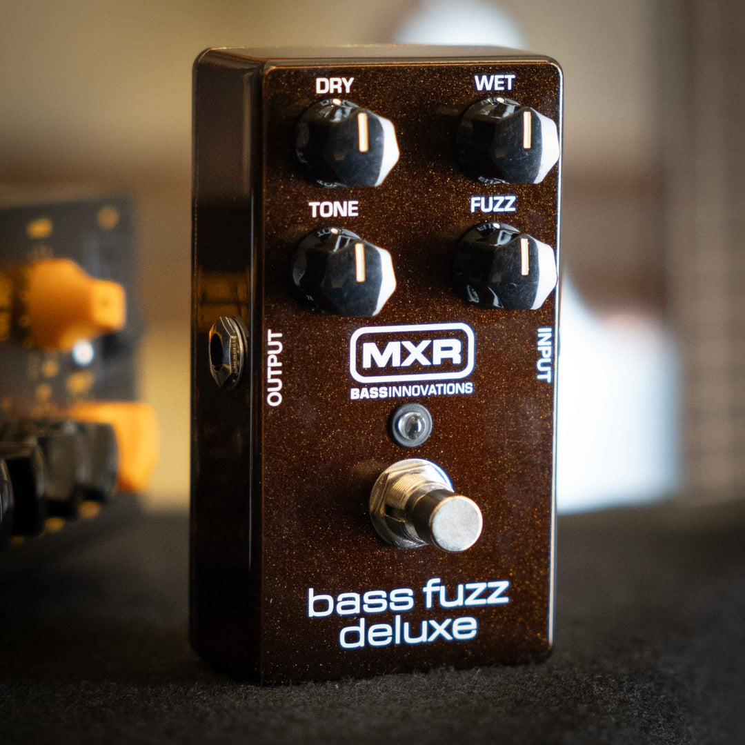 MXR® BASS FUZZ DELUXE - Pedal de Bajo | El Bass Fuzz Deluxe ofrece enormes tonos de Fuzz sin sacrificar el impacto y la claridad de la señal original gracias a los controles separados de nivel Wet and Dry. Para crear el MXR Bass Fuzz Deluxe, desenterramos