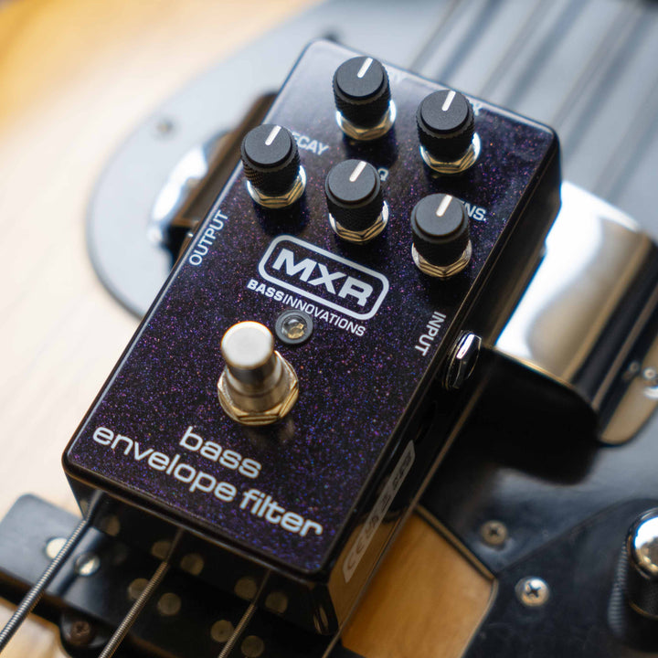 MXR® BASS ENVELOPE FILTER - Pedal de Bajo | El Bass Envelope Filter MXR ofrece sonidos de filtro de envolvente analógicos clásicos en un pedal compacto y fácil de usar diseñado específicamente para los graves. Los controles separados de Dry y Effect le pe
