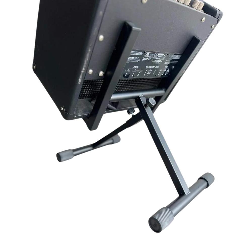 Hamilton KB30A - Soporte Amplificador, Combo/Gabinete | Un soporte pensado para guitarristas o bajistas. Olvidate de tocar y no poder escuchar lo que esta sonando, el monitor al no estar en contacto con el suelo puede amplificar las frecuencias bajas. Est