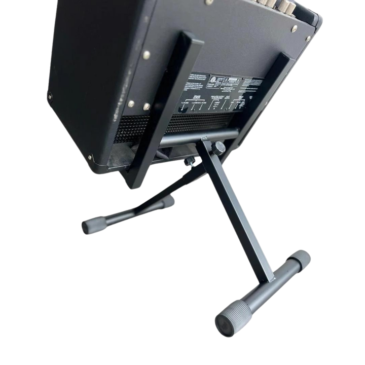 Hamilton KB30A - Soporte Amplificador, Combo/Gabinete | Un soporte pensado para guitarristas o bajistas. Olvidate de tocar y no poder escuchar lo que esta sonando, el monitor al no estar en contacto con el suelo puede amplificar las frecuencias bajas. Est