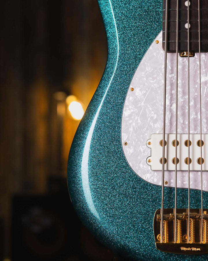 Musicman Stringray 5 Special 5 H Ocean Sparkle 2024 - Bajo Eléctrico | El primer bajo diseñado completamente por Ernie Ball MusicMan, el Stingray 5, apareció en 1987 y desde ese momento se ha convertido en un estándar de la industria. El StingRay5 satisfa