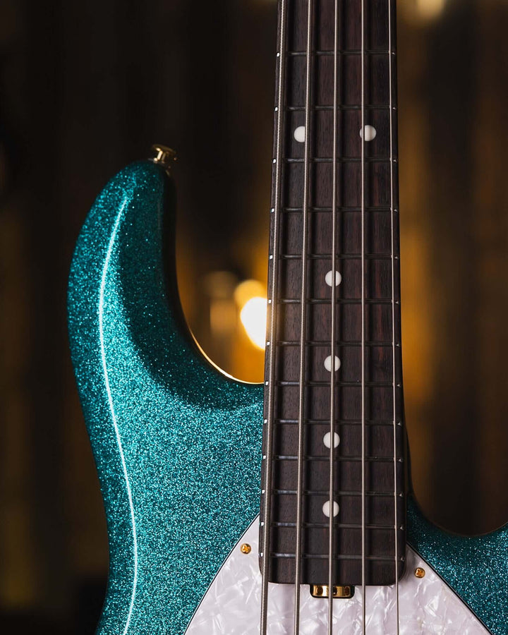 Musicman Stringray 5 Special 5 H Ocean Sparkle 2024 - Bajo Eléctrico | El primer bajo diseñado completamente por Ernie Ball MusicMan, el Stingray 5, apareció en 1987 y desde ese momento se ha convertido en un estándar de la industria. El StingRay5 satisfa