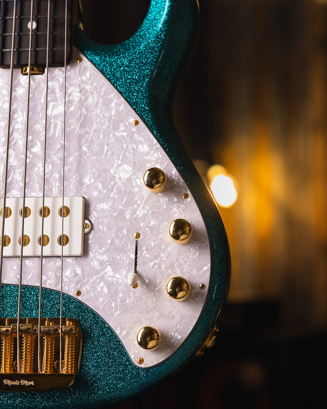 Musicman Stringray 5 Special 5 H Ocean Sparkle 2024 - Bajo Eléctrico | El primer bajo diseñado completamente por Ernie Ball MusicMan, el Stingray 5, apareció en 1987 y desde ese momento se ha convertido en un estándar de la industria. El StingRay5 satisfa