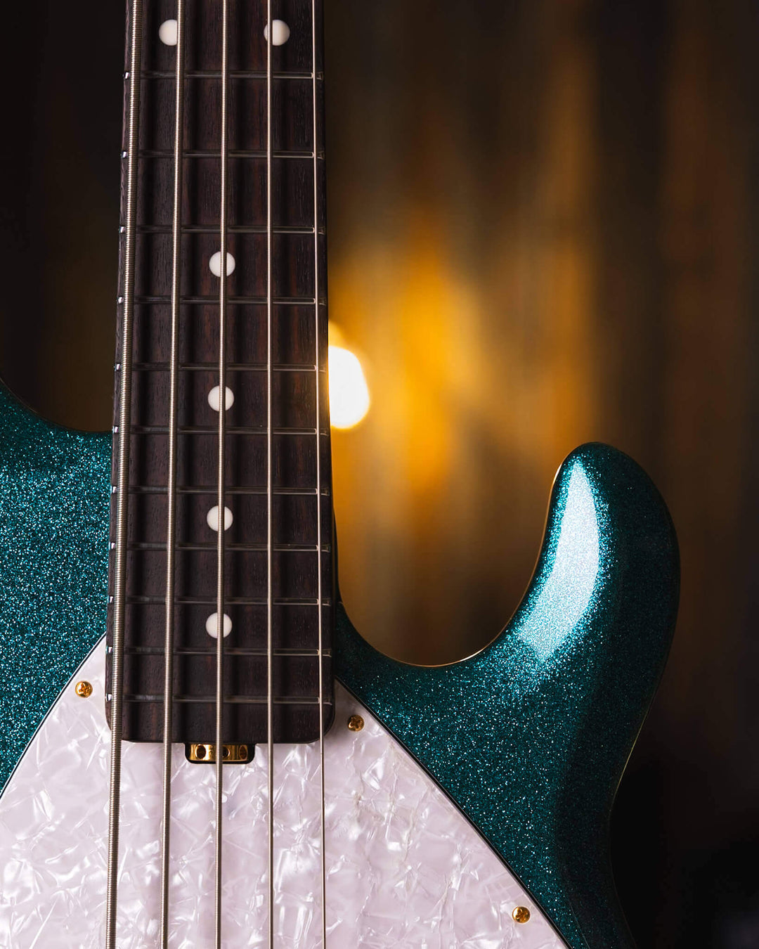 Musicman Stringray 5 Special 5 H Ocean Sparkle 2024 - Bajo Eléctrico | El primer bajo diseñado completamente por Ernie Ball MusicMan, el Stingray 5, apareció en 1987 y desde ese momento se ha convertido en un estándar de la industria. El StingRay5 satisfa
