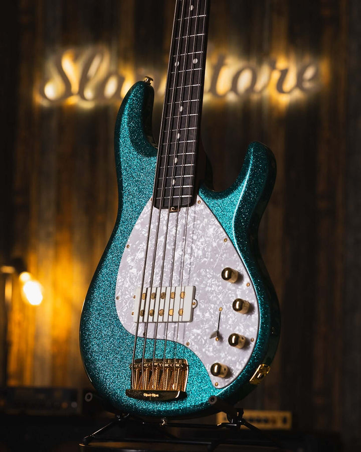 Musicman Stringray 5 Special 5 H Ocean Sparkle 2024 - Bajo Eléctrico | El primer bajo diseñado completamente por Ernie Ball MusicMan, el Stingray 5, apareció en 1987 y desde ese momento se ha convertido en un estándar de la industria. El StingRay5 satisfa