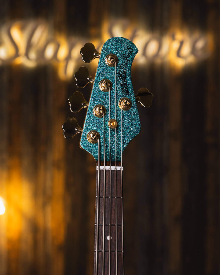 Musicman Stringray 5 Special 5 H Ocean Sparkle 2024 - Bajo Eléctrico | El primer bajo diseñado completamente por Ernie Ball MusicMan, el Stingray 5, apareció en 1987 y desde ese momento se ha convertido en un estándar de la industria. El StingRay5 satisfa