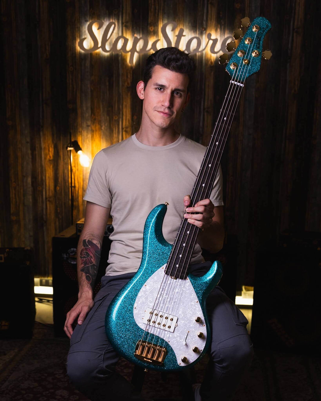 Musicman Stringray 5 Special 5 H Ocean Sparkle 2024 - Bajo Eléctrico | El primer bajo diseñado completamente por Ernie Ball MusicMan, el Stingray 5, apareció en 1987 y desde ese momento se ha convertido en un estándar de la industria. El StingRay5 satisfa