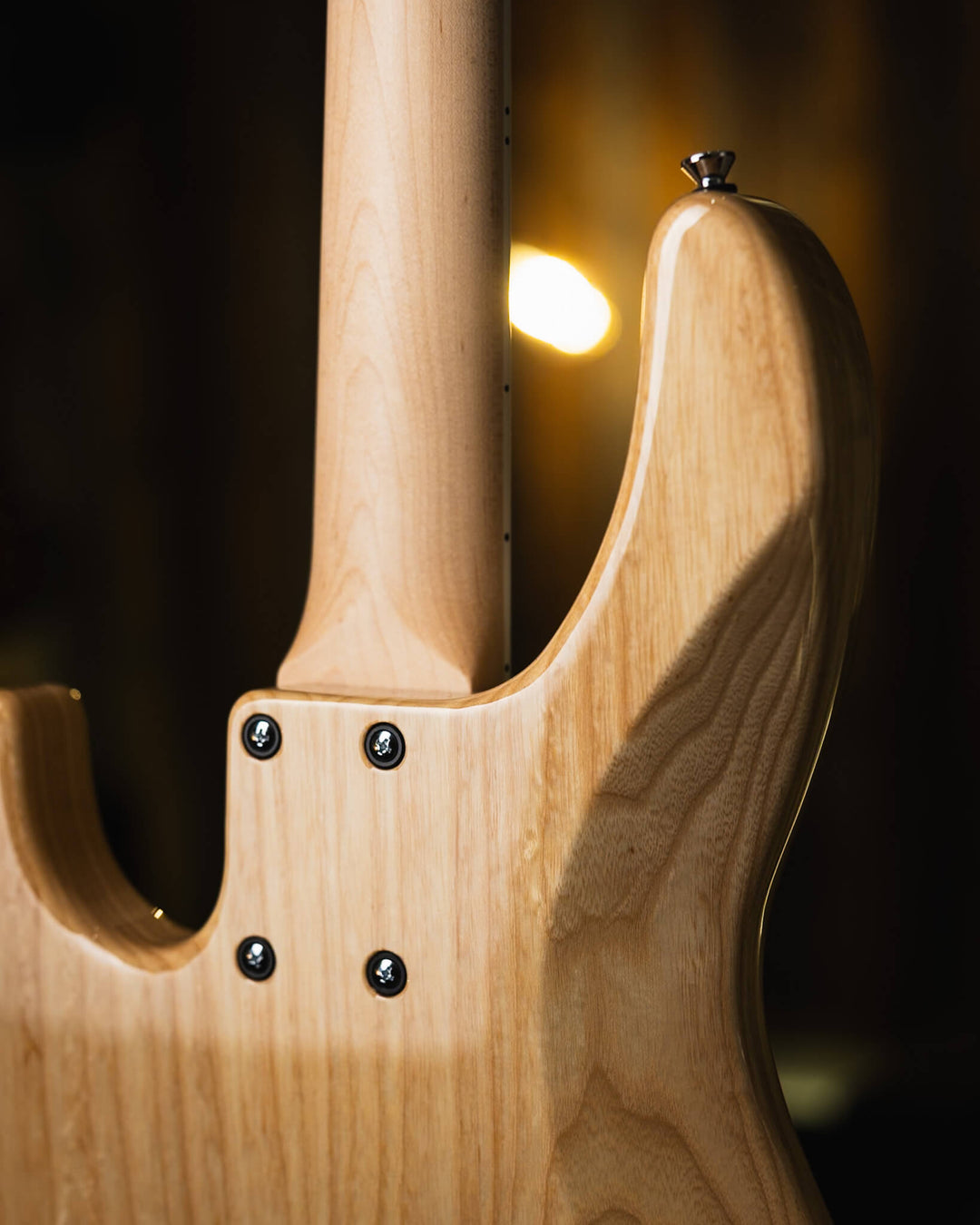 Atelier Z Beta4 Natural 2024 - Bajo Eléctrico | Cuerpo • Model: Beta4• Madera: Ash • Terminación: Natural Gloss Brazo • Madera: Maple• Perfil: “C”• Terminación: Gloss • String Spacing: 19 mm• Escala: 34” • Nuez: Bone Diapasón • Madera: Maple• Radio: 10"•