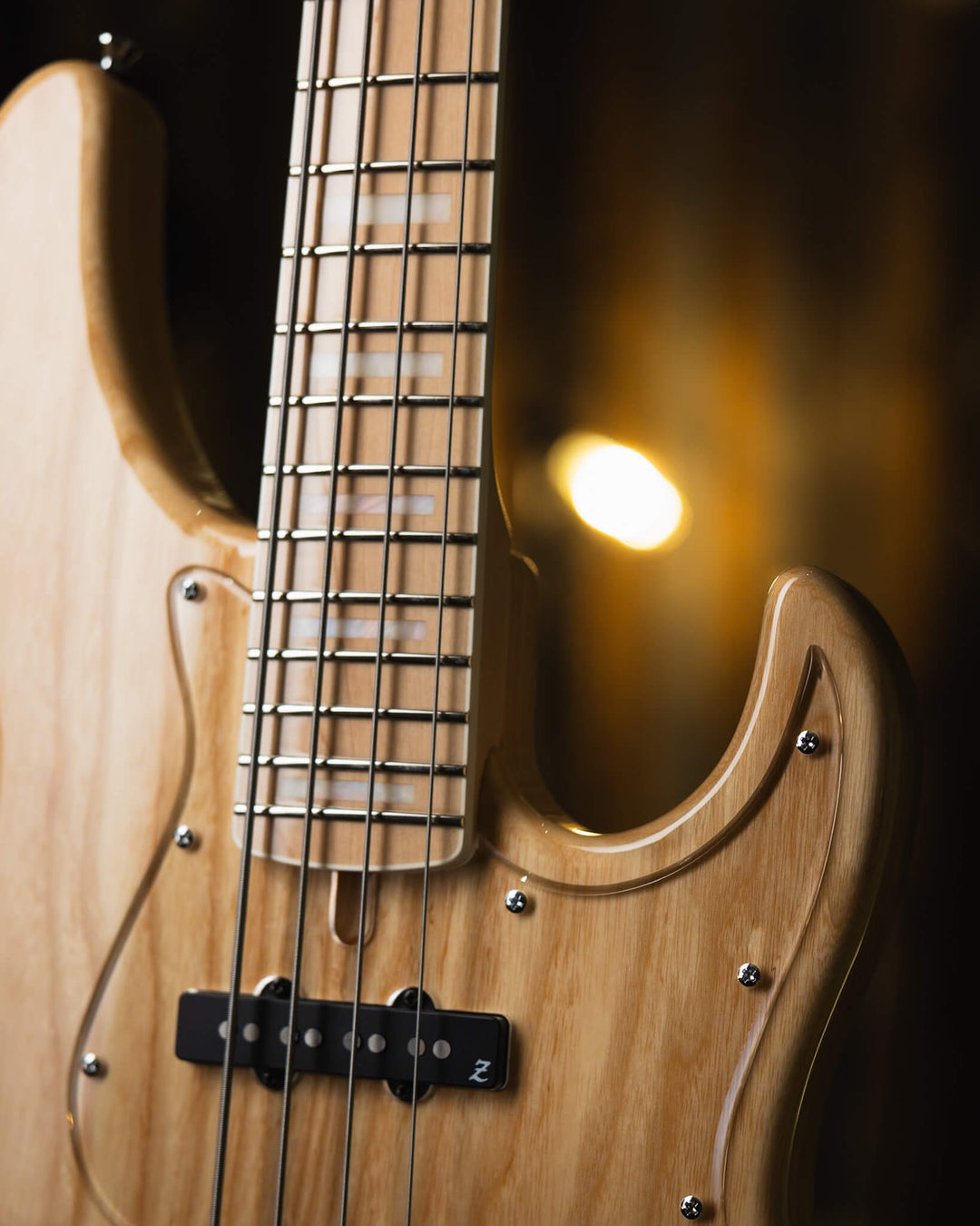 Atelier Z Beta4 Natural 2024 - Bajo Eléctrico | Cuerpo • Model: Beta4• Madera: Ash • Terminación: Natural Gloss Brazo • Madera: Maple• Perfil: “C”• Terminación: Gloss • String Spacing: 19 mm• Escala: 34” • Nuez: Bone Diapasón • Madera: Maple• Radio: 10"•