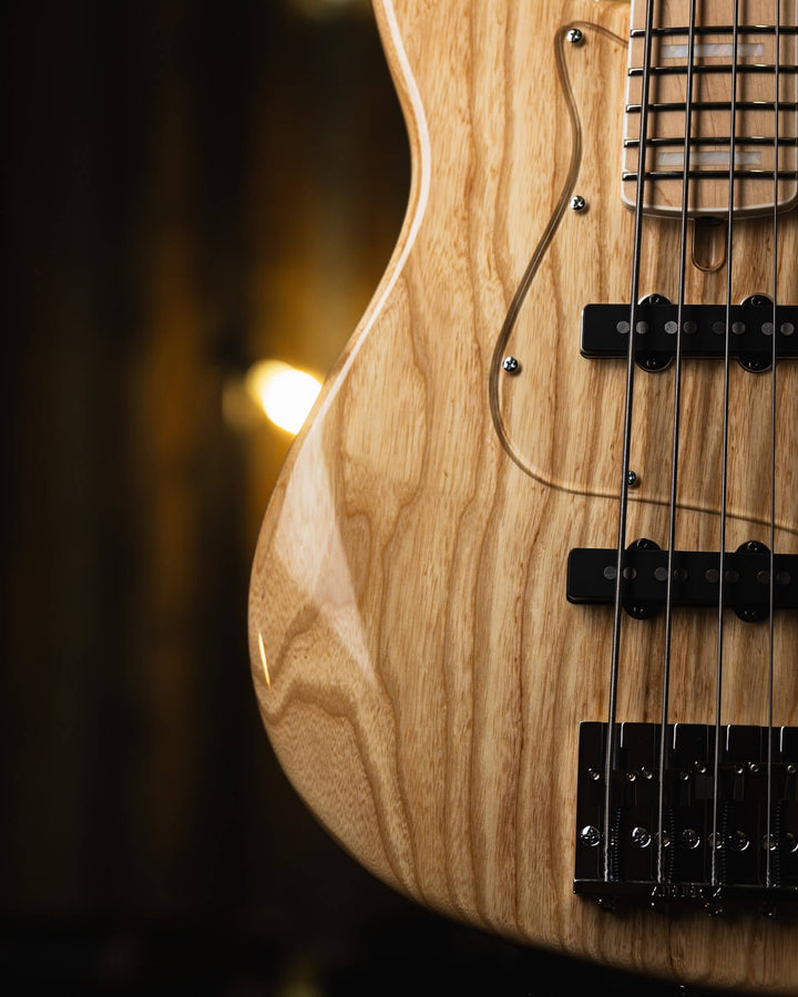 Atelier Z Beta4 Natural 2024 - Bajo Eléctrico | Cuerpo • Model: Beta4• Madera: Ash • Terminación: Natural Gloss Brazo • Madera: Maple• Perfil: “C”• Terminación: Gloss • String Spacing: 19 mm• Escala: 34” • Nuez: Bone Diapasón • Madera: Maple• Radio: 10"•