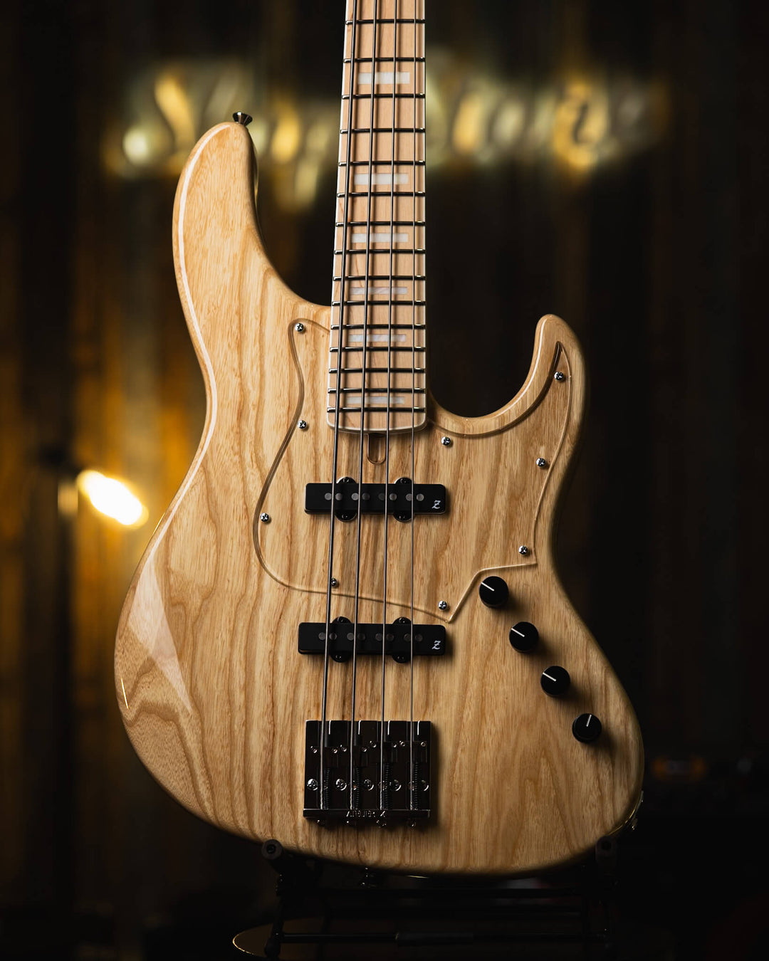 Atelier Z Beta4 Natural 2024 - Bajo Eléctrico | Cuerpo • Model: Beta4• Madera: Ash • Terminación: Natural Gloss Brazo • Madera: Maple• Perfil: “C”• Terminación: Gloss • String Spacing: 19 mm• Escala: 34” • Nuez: Bone Diapasón • Madera: Maple• Radio: 10"•
