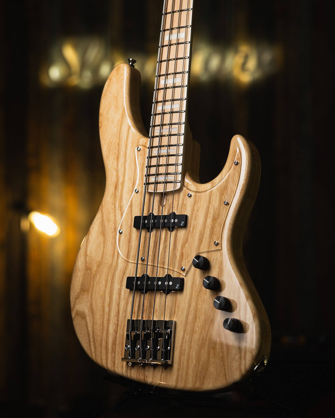 Atelier Z Beta4 Natural 2024 - Bajo Eléctrico | Cuerpo • Model: Beta4• Madera: Ash • Terminación: Natural Gloss Brazo • Madera: Maple• Perfil: “C”• Terminación: Gloss • String Spacing: 19 mm• Escala: 34” • Nuez: Bone Diapasón • Madera: Maple• Radio: 10"•