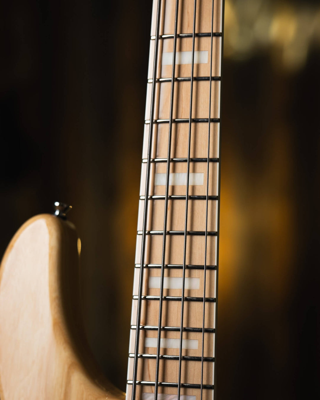 Atelier Z Beta4 Natural 2024 - Bajo Eléctrico | Cuerpo • Model: Beta4• Madera: Ash • Terminación: Natural Gloss Brazo • Madera: Maple• Perfil: “C”• Terminación: Gloss • String Spacing: 19 mm• Escala: 34” • Nuez: Bone Diapasón • Madera: Maple• Radio: 10"•