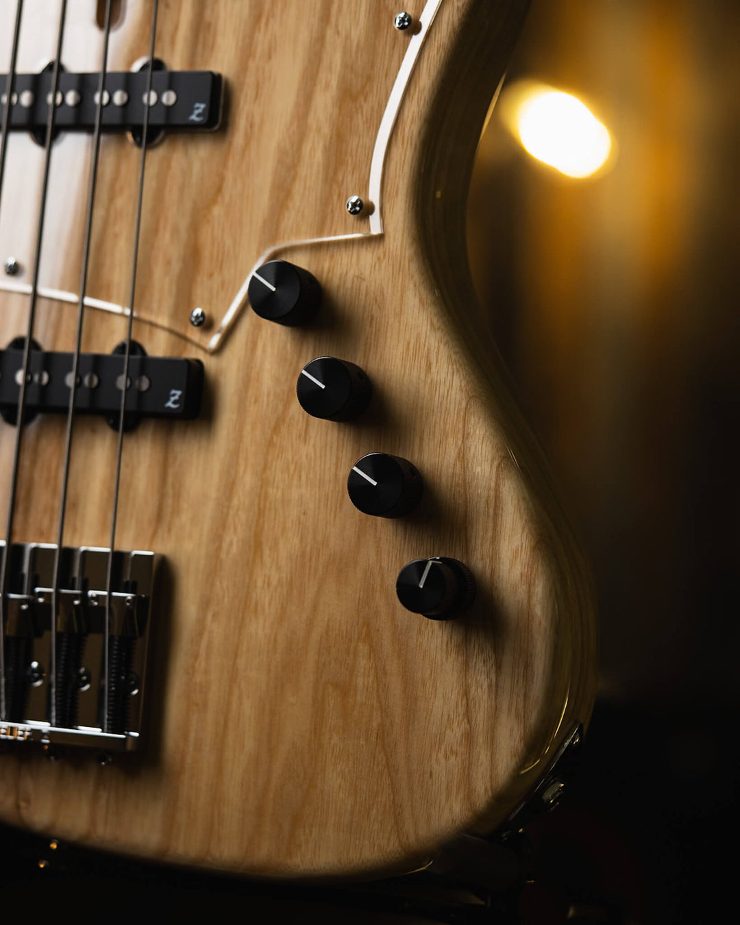 Atelier Z Beta4 Natural 2024 - Bajo Eléctrico | Cuerpo • Model: Beta4• Madera: Ash • Terminación: Natural Gloss Brazo • Madera: Maple• Perfil: “C”• Terminación: Gloss • String Spacing: 19 mm• Escala: 34” • Nuez: Bone Diapasón • Madera: Maple• Radio: 10"•