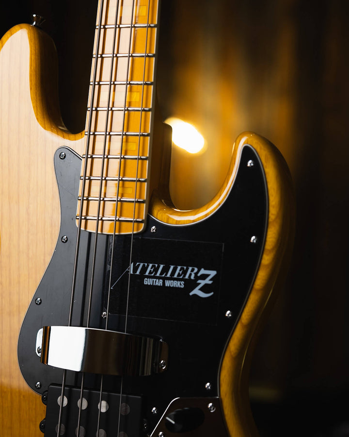 Atelier Z M245'70 Plus Vintage Natural 2024 -Bajo Eléctrico | Cuerpo • Model: M245'70• Madera: Ash • Terminación: Vintage Natural Gloss Brazo • Madera: Tinted Maple• Perfil: “C”• Terminación: Matte • String Spacing: 19 mm• Escala: 34” • Nuez: Bone Diapasó