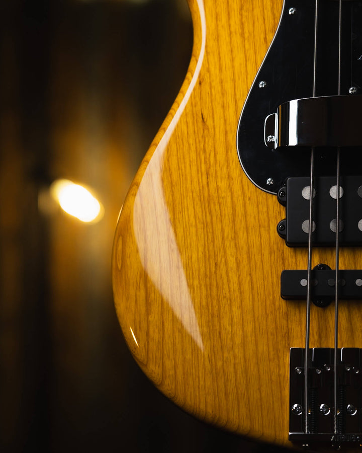 Atelier Z M245'70 Plus Vintage Natural 2024 -Bajo Eléctrico | Cuerpo • Model: M245'70• Madera: Ash • Terminación: Vintage Natural Gloss Brazo • Madera: Tinted Maple• Perfil: “C”• Terminación: Matte • String Spacing: 19 mm• Escala: 34” • Nuez: Bone Diapasó