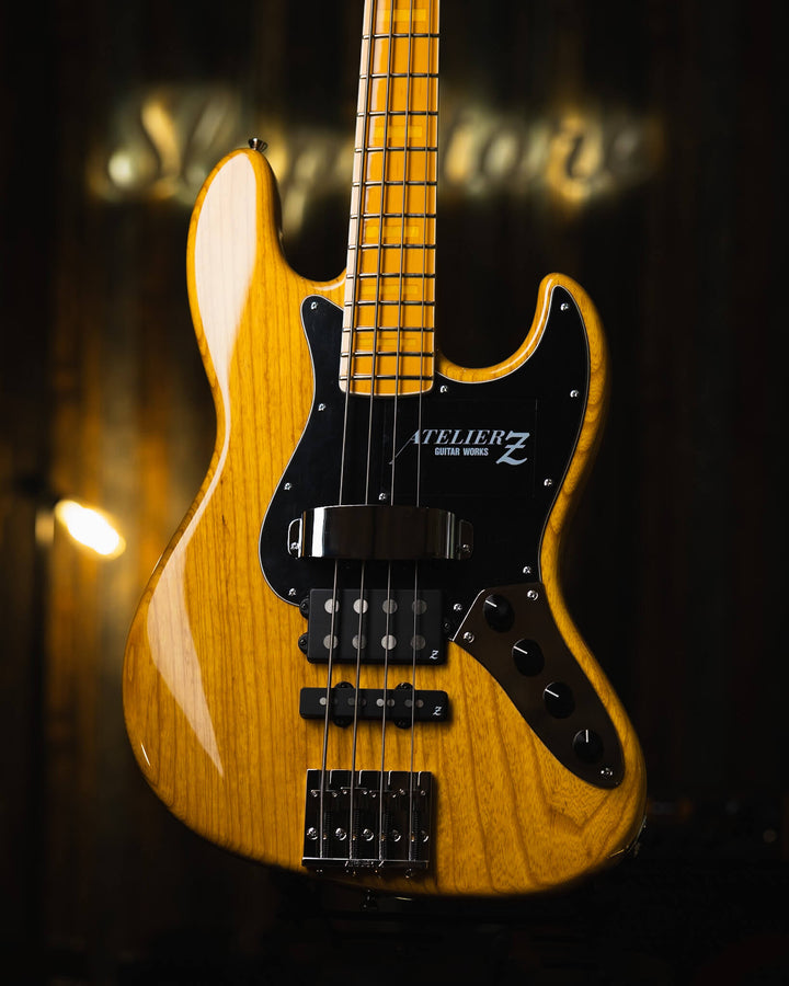 Atelier Z M245'70 Plus Vintage Natural 2024 -Bajo Eléctrico | Cuerpo • Model: M245'70• Madera: Ash • Terminación: Vintage Natural Gloss Brazo • Madera: Tinted Maple• Perfil: “C”• Terminación: Matte • String Spacing: 19 mm• Escala: 34” • Nuez: Bone Diapasó