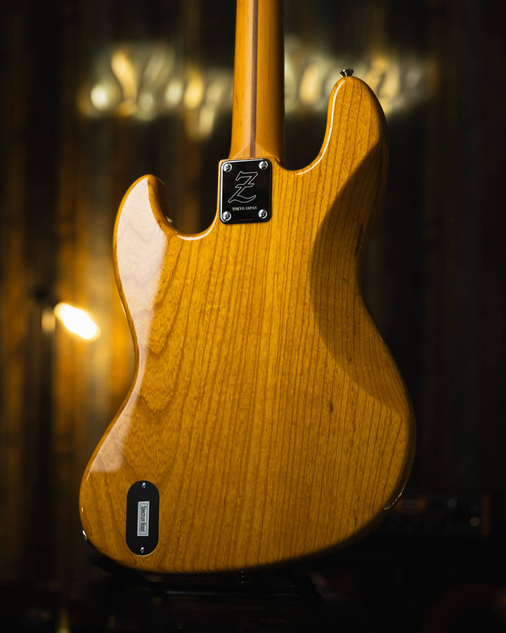 Atelier Z M245'70 Plus Vintage Natural 2024 -Bajo Eléctrico | Cuerpo • Model: M245'70• Madera: Ash • Terminación: Vintage Natural Gloss Brazo • Madera: Tinted Maple• Perfil: “C”• Terminación: Matte • String Spacing: 19 mm• Escala: 34” • Nuez: Bone Diapasó