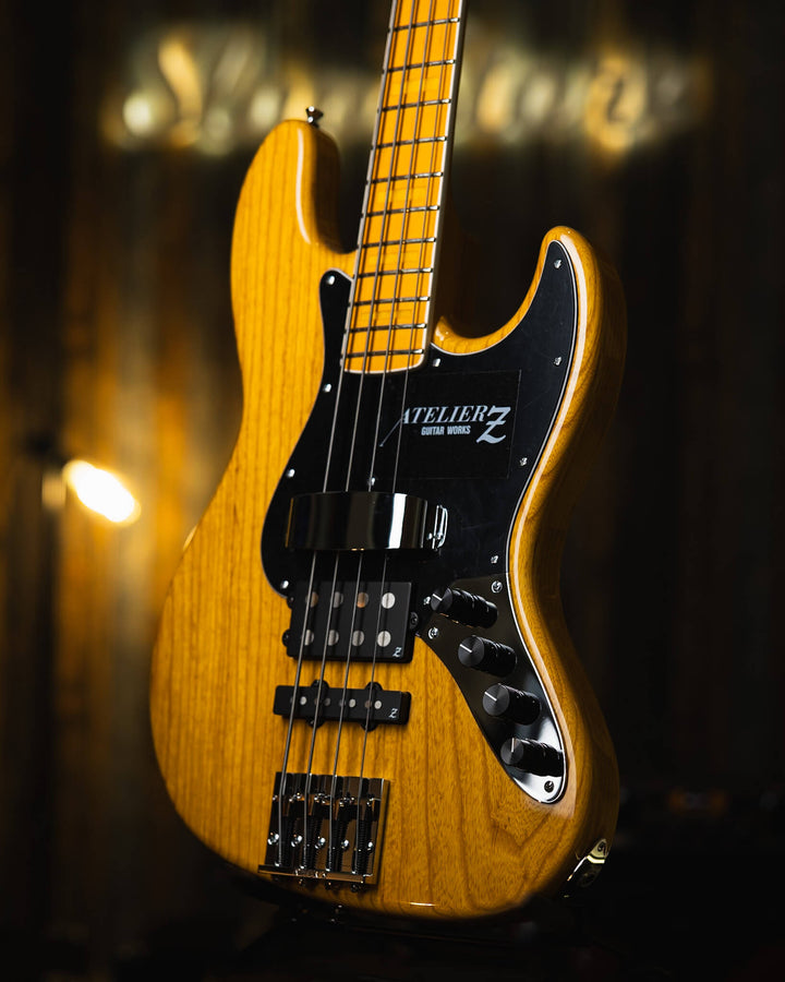Atelier Z M245'70 Plus Vintage Natural 2024 -Bajo Eléctrico | Cuerpo • Model: M245'70• Madera: Ash • Terminación: Vintage Natural Gloss Brazo • Madera: Tinted Maple• Perfil: “C”• Terminación: Matte • String Spacing: 19 mm• Escala: 34” • Nuez: Bone Diapasó