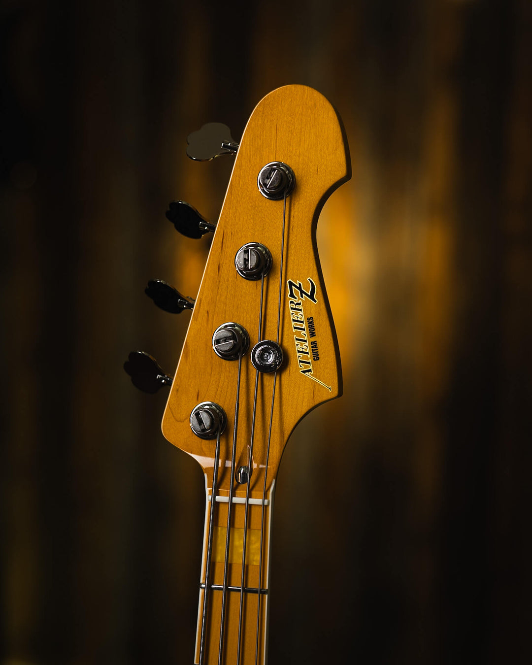 Atelier Z M245'70 Plus Vintage Natural 2024 -Bajo Eléctrico | Cuerpo • Model: M245'70• Madera: Ash • Terminación: Vintage Natural Gloss Brazo • Madera: Tinted Maple• Perfil: “C”• Terminación: Matte • String Spacing: 19 mm• Escala: 34” • Nuez: Bone Diapasó