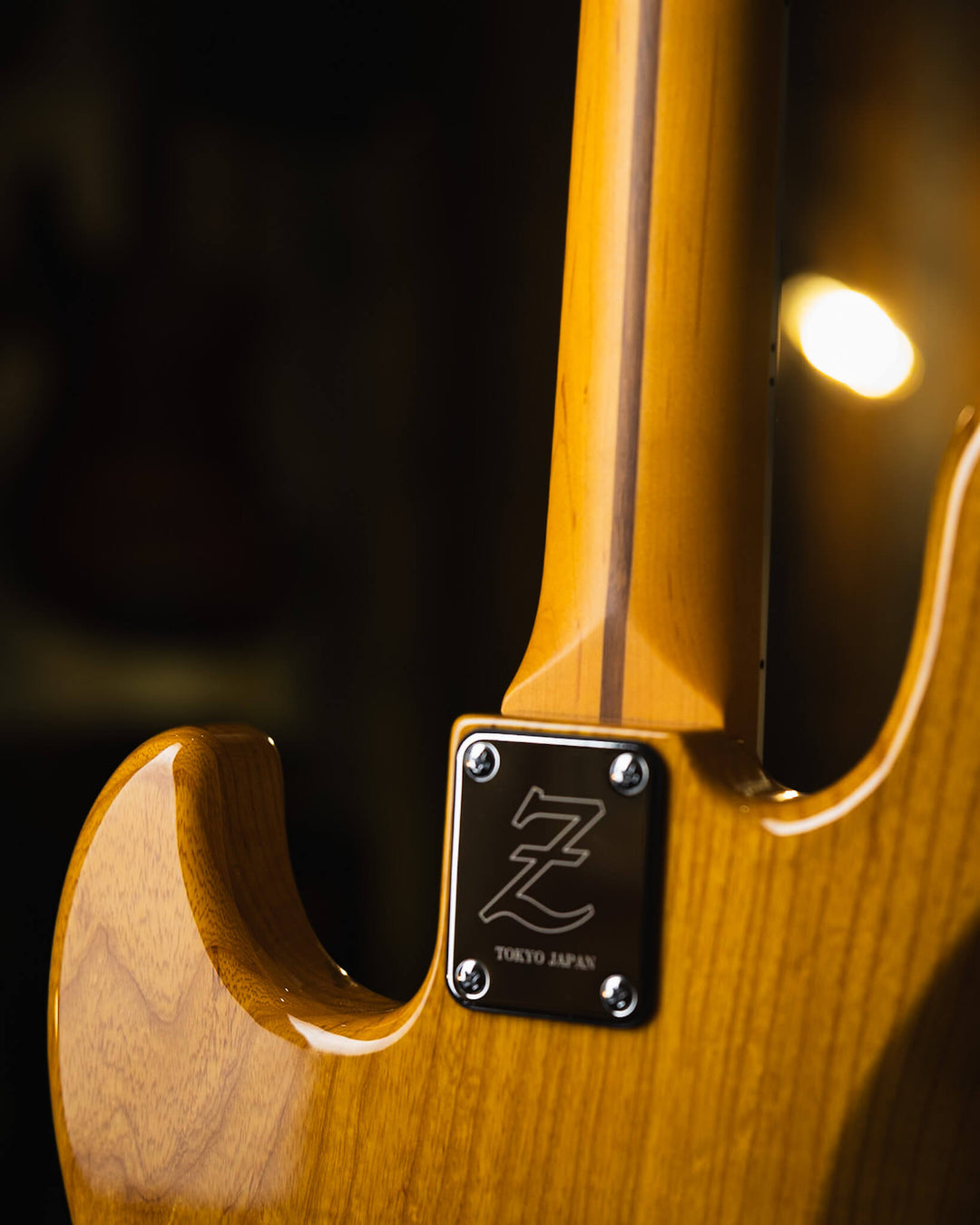 Atelier Z M245'70 Plus Vintage Natural 2024 -Bajo Eléctrico | Cuerpo • Model: M245'70• Madera: Ash • Terminación: Vintage Natural Gloss Brazo • Madera: Tinted Maple• Perfil: “C”• Terminación: Matte • String Spacing: 19 mm• Escala: 34” • Nuez: Bone Diapasó