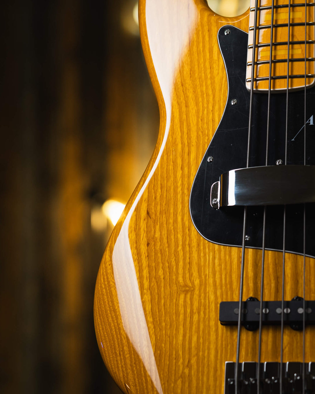 Atelier Z M245'70 Vintage Natural 2024 - Bajo Eléctrico | Cuerpo • Model: M245'70• Madera: Ash • Terminación: Vintage Natural Gloss Brazo • Madera: Tinted Maple• Perfil: “C”• Terminación: Matte • String Spacing: 19 mm• Escala: 34” • Nuez: Bone Diapasón •