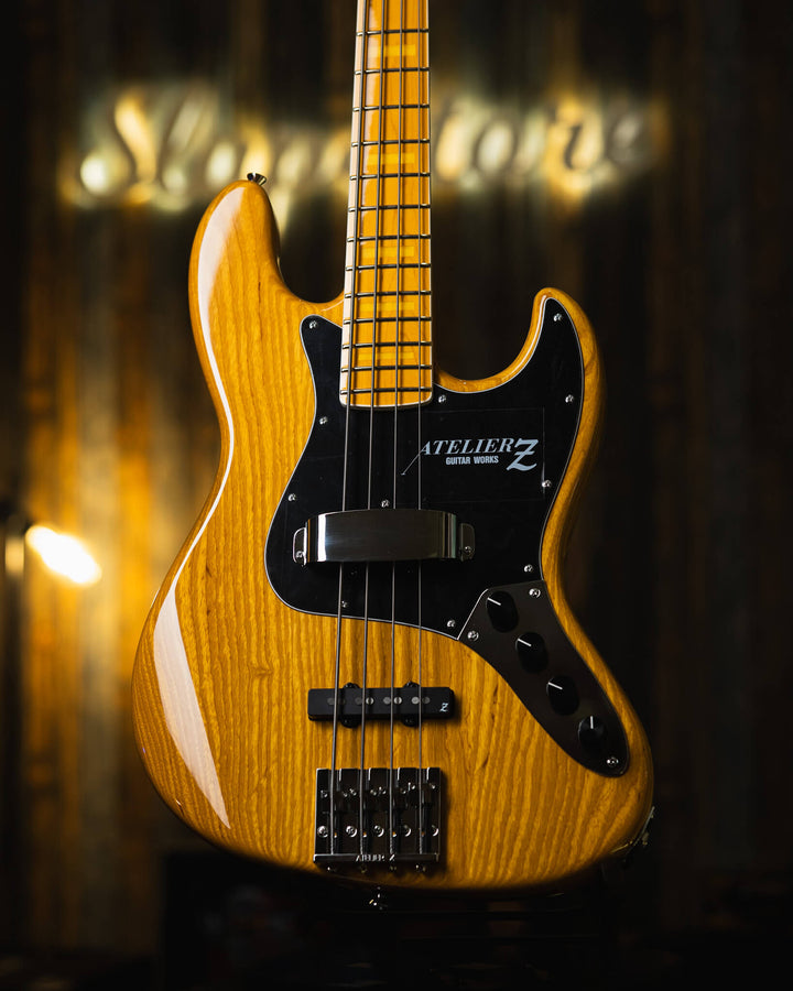 Atelier Z M245'70 Vintage Natural 2024 - Bajo Eléctrico | Cuerpo • Model: M245'70• Madera: Ash • Terminación: Vintage Natural Gloss Brazo • Madera: Tinted Maple• Perfil: “C”• Terminación: Matte • String Spacing: 19 mm• Escala: 34” • Nuez: Bone Diapasón •